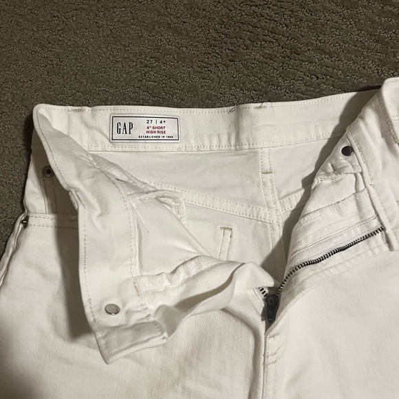 Gap | High-Rise 4” Shorts | White Denim - Picture 2 of 3